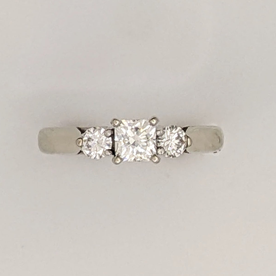 14K WHITE .49 CARAT TOTAL WEIGHT SI1 I DIAMOND PRINCESS CUT CENTER WITH (2) ROUND TRINITY ESTATE RING 2.5 GRAMS