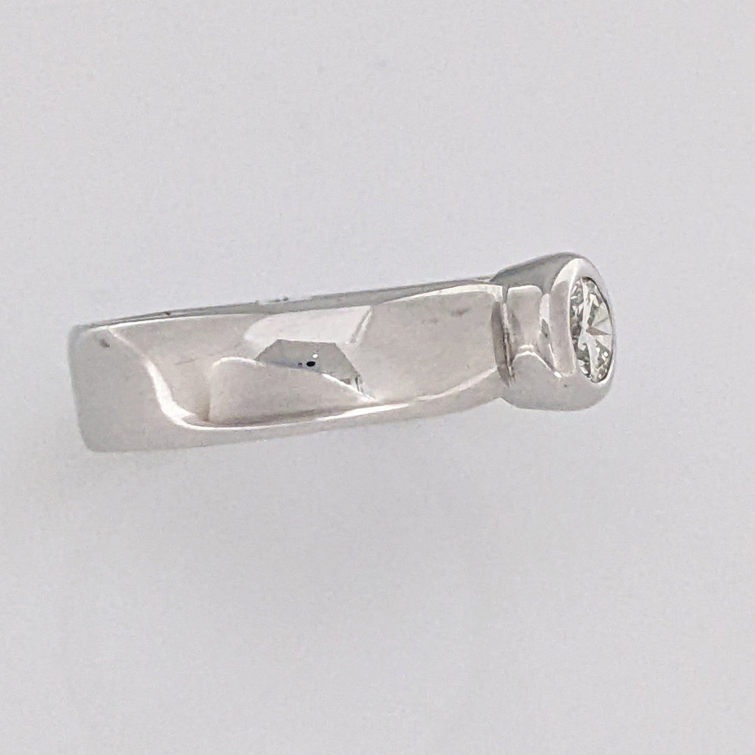 10K WHITE .34 CARAT TOTAL SI1 I DIAMOND ROUND BEZEL SET ESTATE RING 4.3 GRAMS