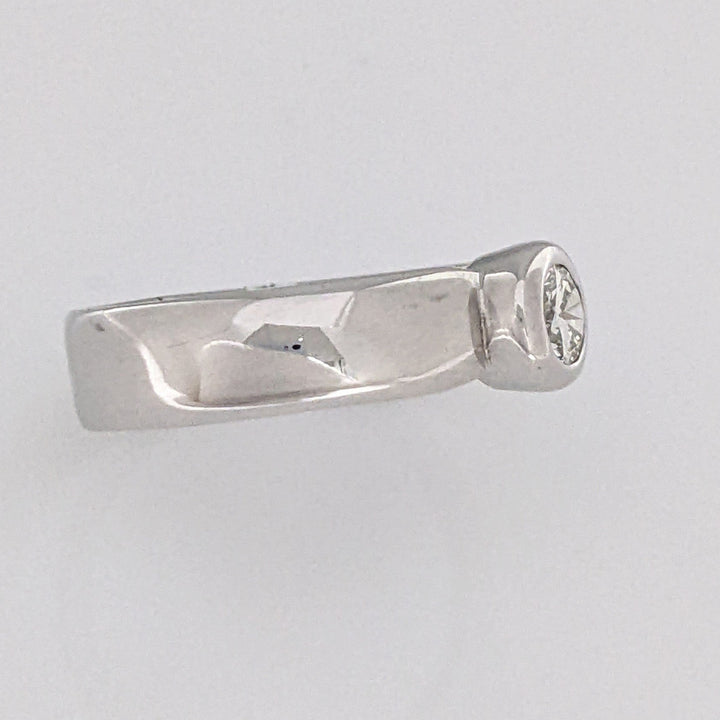 10K WHITE .34 CARAT TOTAL SI1 I DIAMOND ROUND BEZEL SET ESTATE RING 4.3 GRAMS