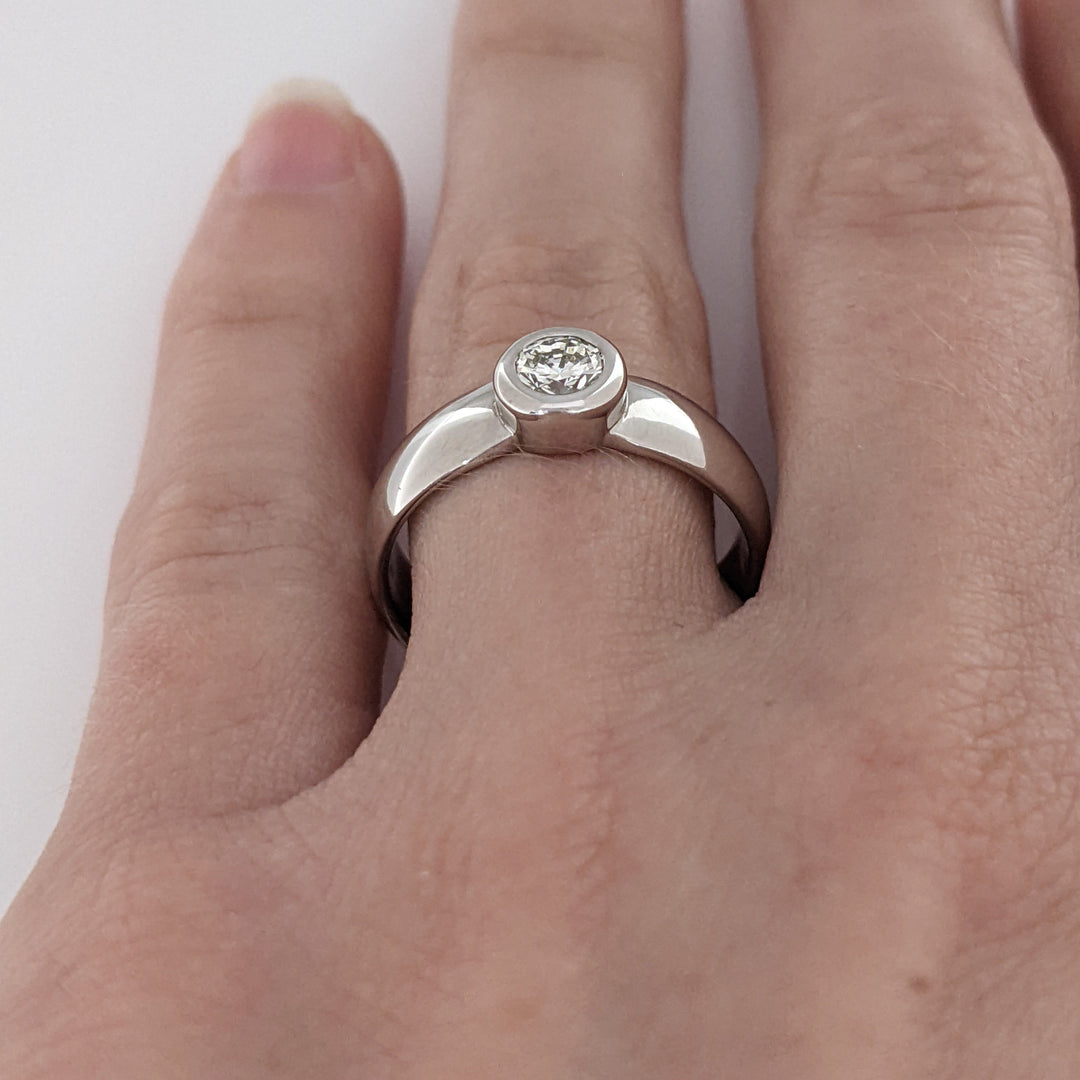 10K WHITE .34 CARAT TOTAL SI1 I DIAMOND ROUND BEZEL SET ESTATE RING 4.3 GRAMS