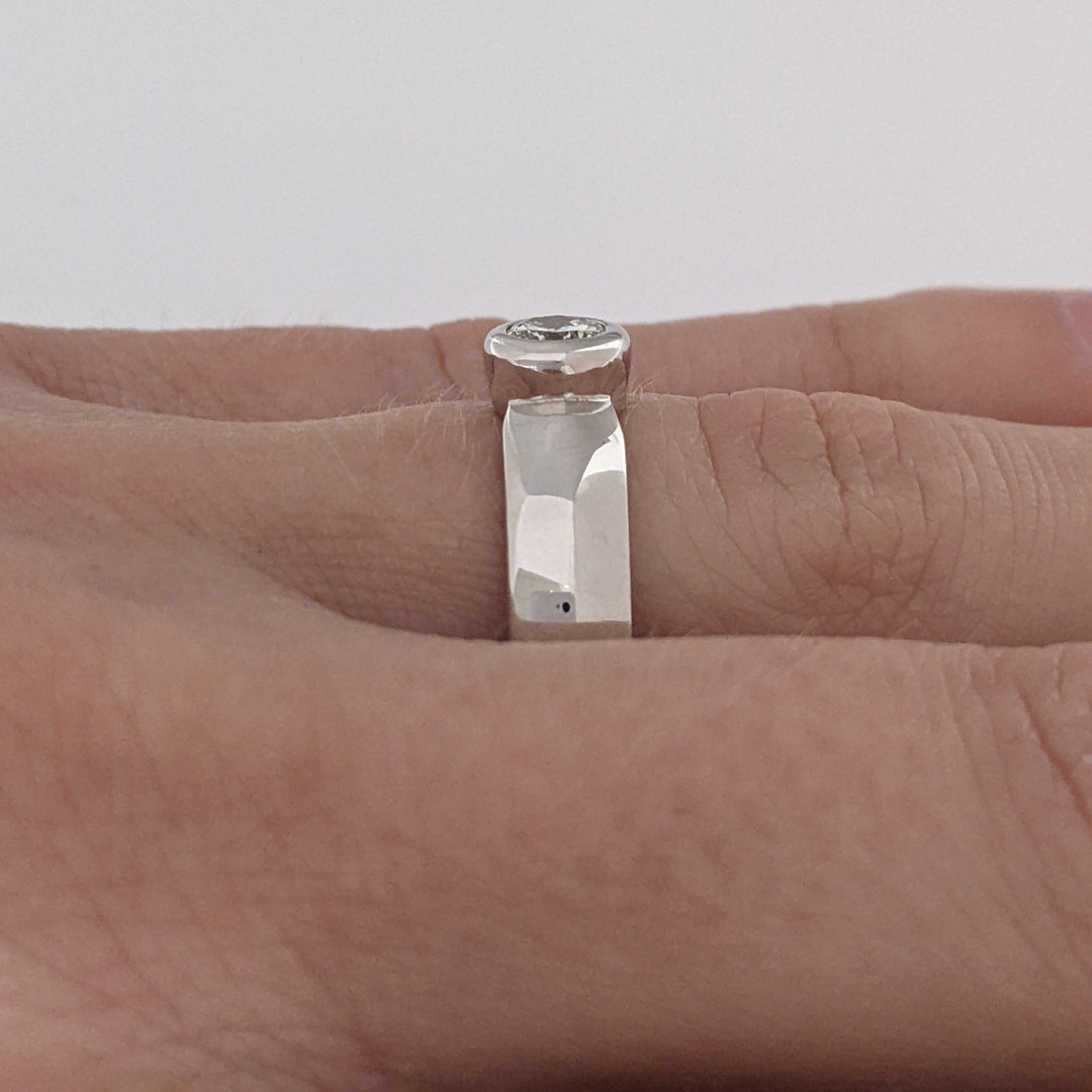 10K WHITE .34 CARAT TOTAL SI1 I DIAMOND ROUND BEZEL SET ESTATE RING 4.3 GRAMS