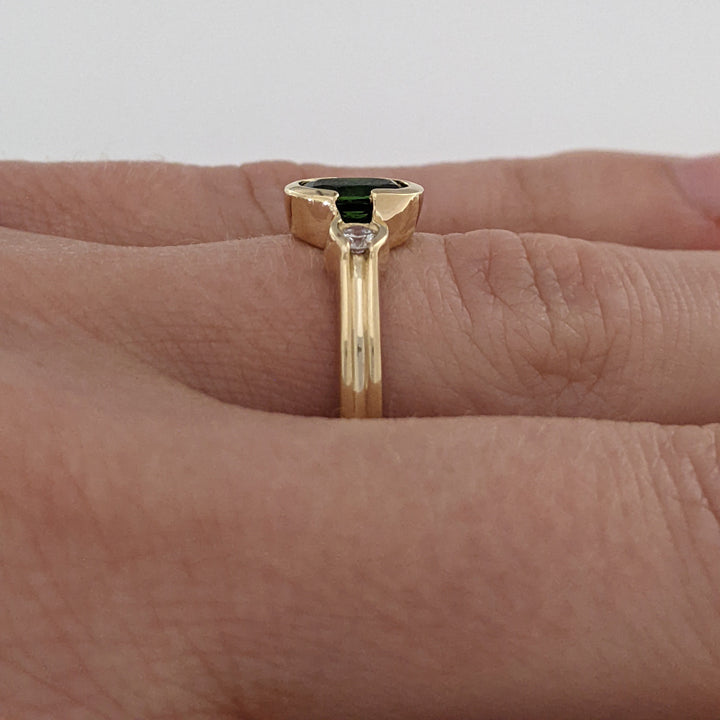 14K GREEN TOURMALINE OVAL 5X7 HALF-BEZEL WITH (2) MELEE ESTATE RING 3.0 GRAMS