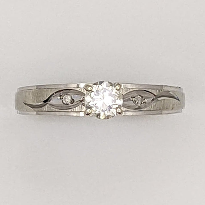 10K WHITE .24 CARAT TOTAL WEIGHT I1 I DIAMOND ROUND (3) ESTATE RING 1.6 GRAMS