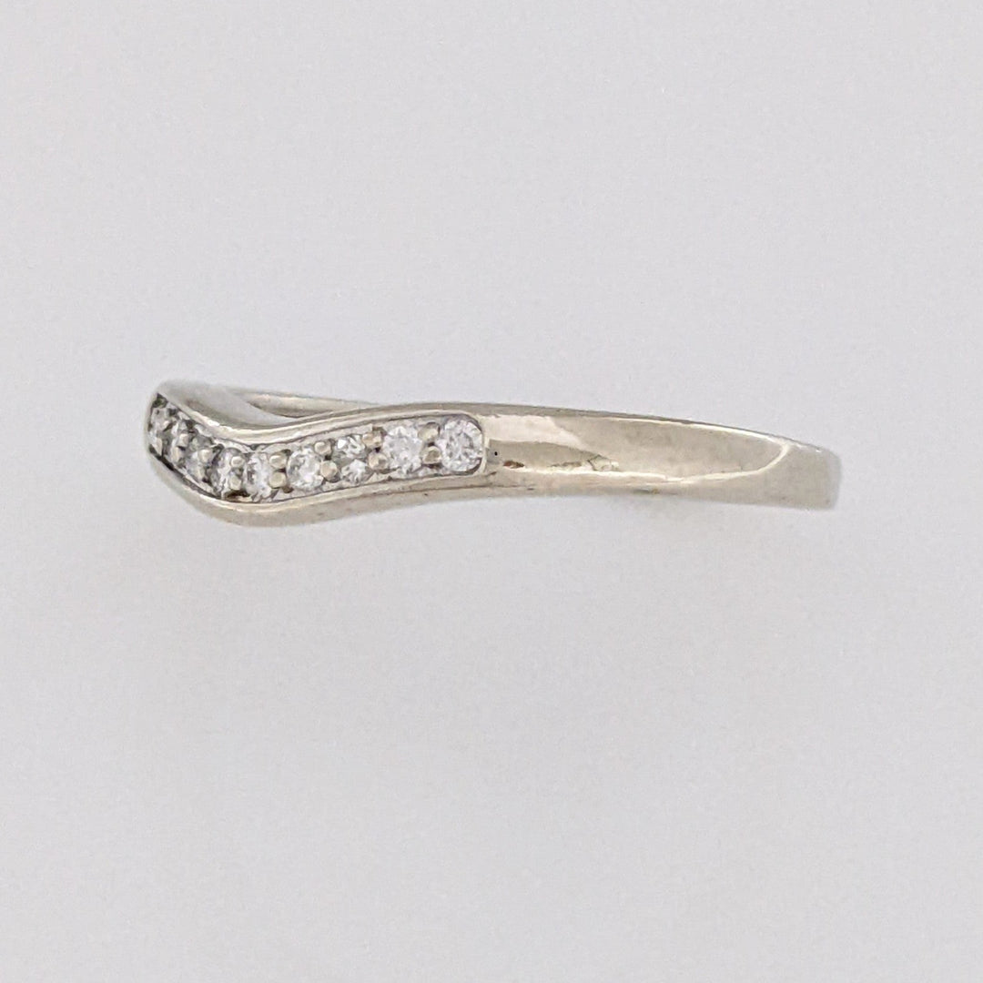14K WHITE .10 CARAT TOTAL WEIGHT I1 I DIAMOND ROUND (10) V-SHAPED ESTATE BAND 2.0 GRAMS