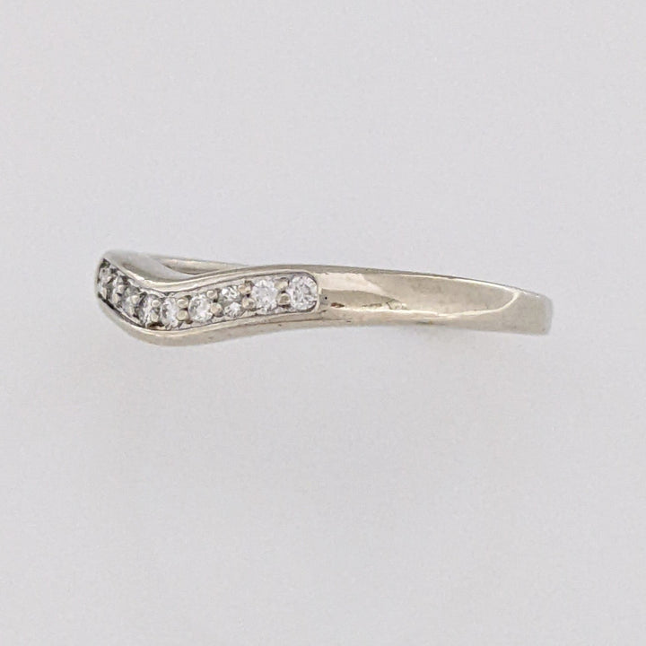 14K WHITE .10 CARAT TOTAL WEIGHT I1 I DIAMOND ROUND (10) V-SHAPED ESTATE BAND 2.0 GRAMS