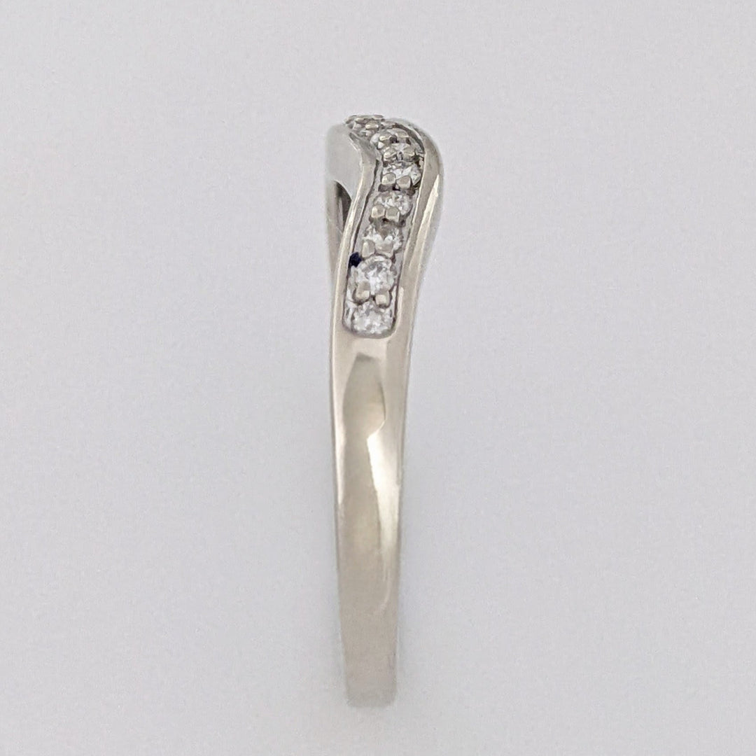 14K WHITE .10 CARAT TOTAL WEIGHT I1 I DIAMOND ROUND (10) V-SHAPED ESTATE BAND 2.0 GRAMS