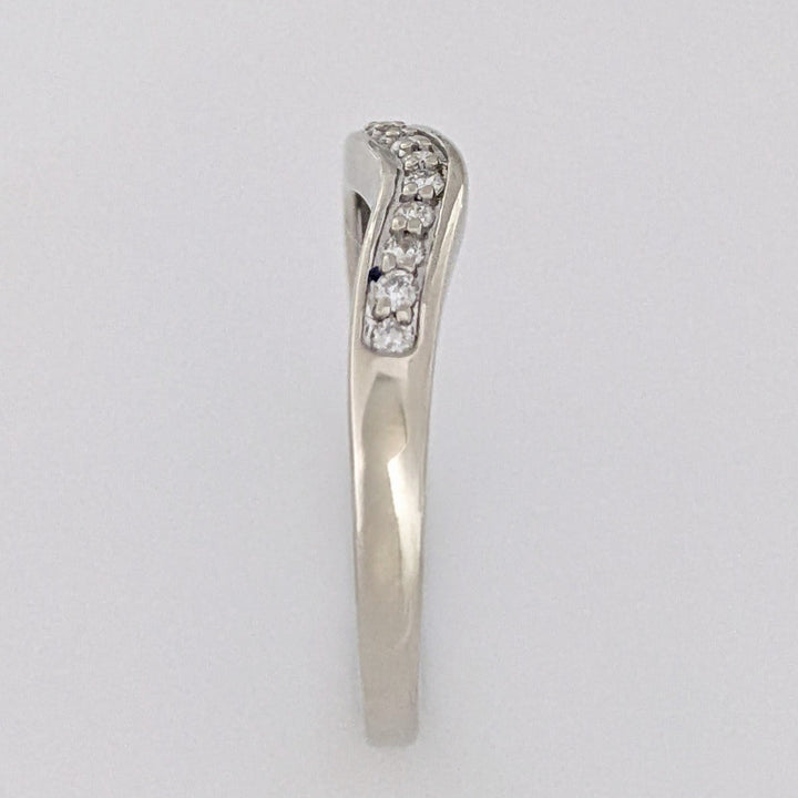 14K WHITE .10 CARAT TOTAL WEIGHT I1 I DIAMOND ROUND (10) V-SHAPED ESTATE BAND 2.0 GRAMS