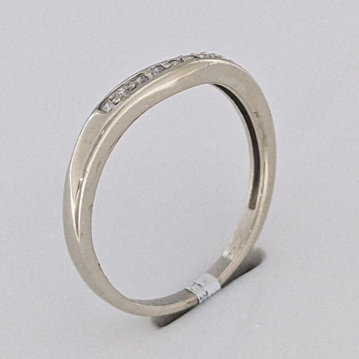 14K WHITE .10 CARAT TOTAL WEIGHT I1 I DIAMOND ROUND (10) V-SHAPED ESTATE BAND 2.0 GRAMS