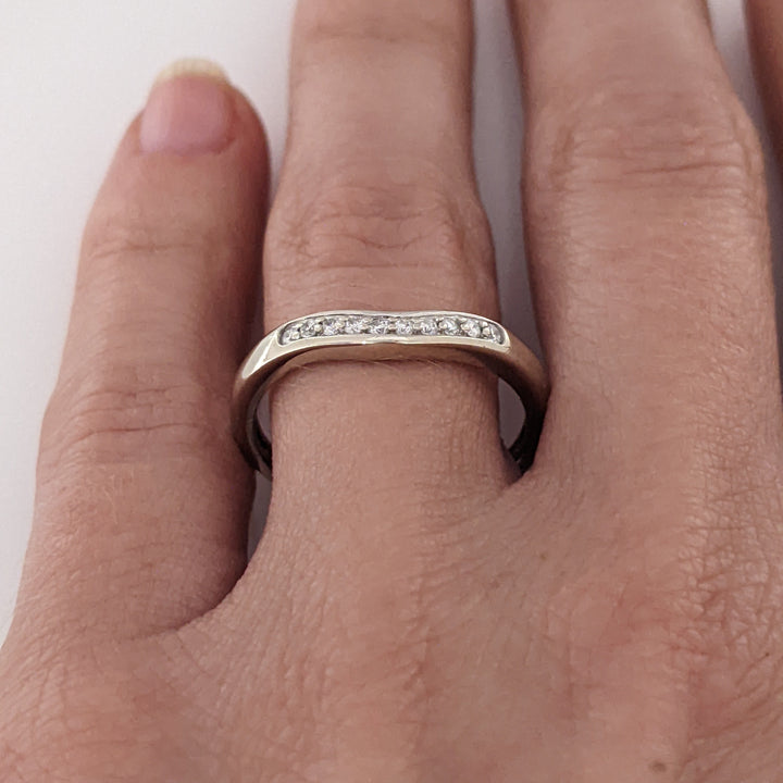 14K WHITE .10 CARAT TOTAL WEIGHT I1 I DIAMOND ROUND (10) V-SHAPED ESTATE BAND 2.0 GRAMS