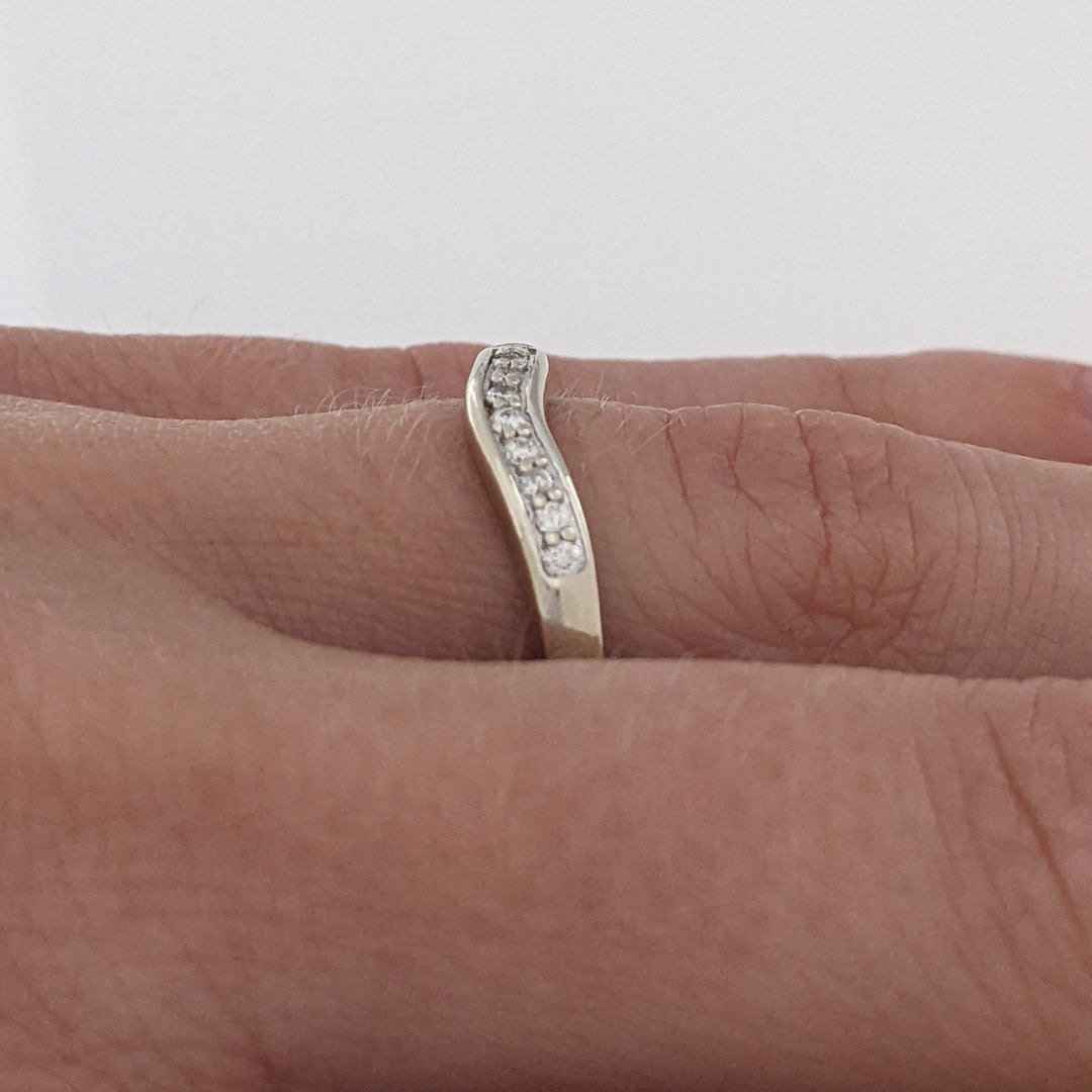 14K WHITE .10 CARAT TOTAL WEIGHT I1 I DIAMOND ROUND (10) V-SHAPED ESTATE BAND 2.0 GRAMS