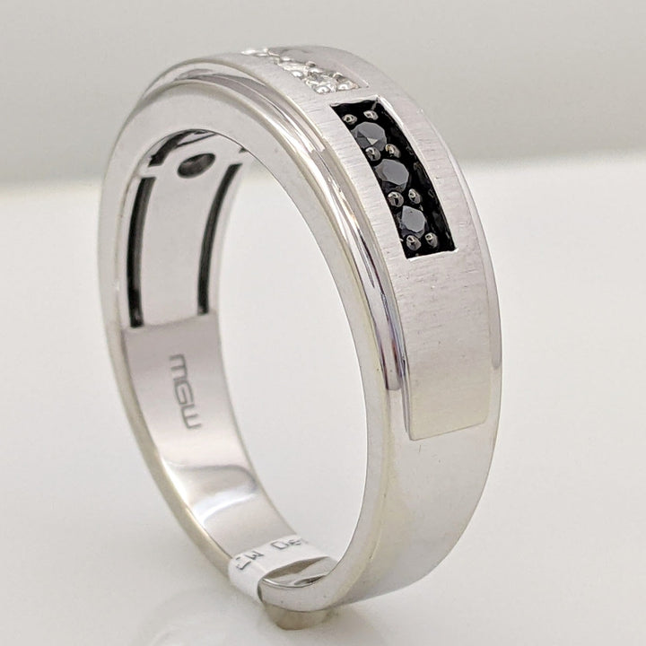 10K WHITE DIAMOND ROUND WHITE/ BLACK (9) ESTATE BRUSHED BAND 5.5 GRAMS