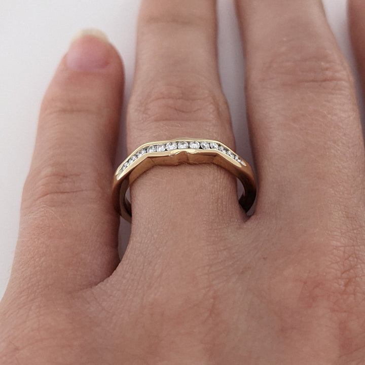14K .15 CARAT TOTAL WEIGHT SI1 H DIAMOND ROUND (13) CURVED ESTATE CHANNEL BAND 3.0 GRAMS