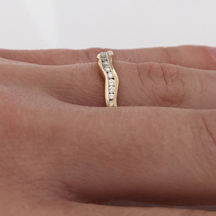 14K .15 CARAT TOTAL WEIGHT SI1 H DIAMOND ROUND (13) CURVED ESTATE CHANNEL BAND 3.0 GRAMS