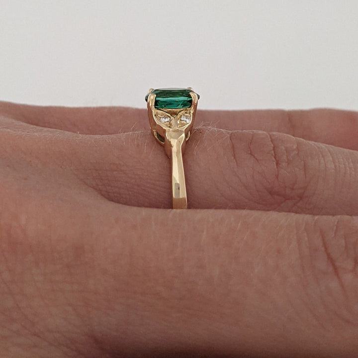 14K GREEN TOURMALINE 1.01 CARAT TOTAL WITH .04 DIAMOND TOTAL WEIGHT LEAF ESTATE RING 2.8 GRAMS