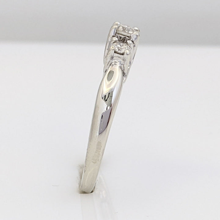 10K WHITE .24 CARAT TOTAL WEIGHT I1 K DIAMOND ROUND (3) TRINITY ESTATE RING 2.6 GRAMS
