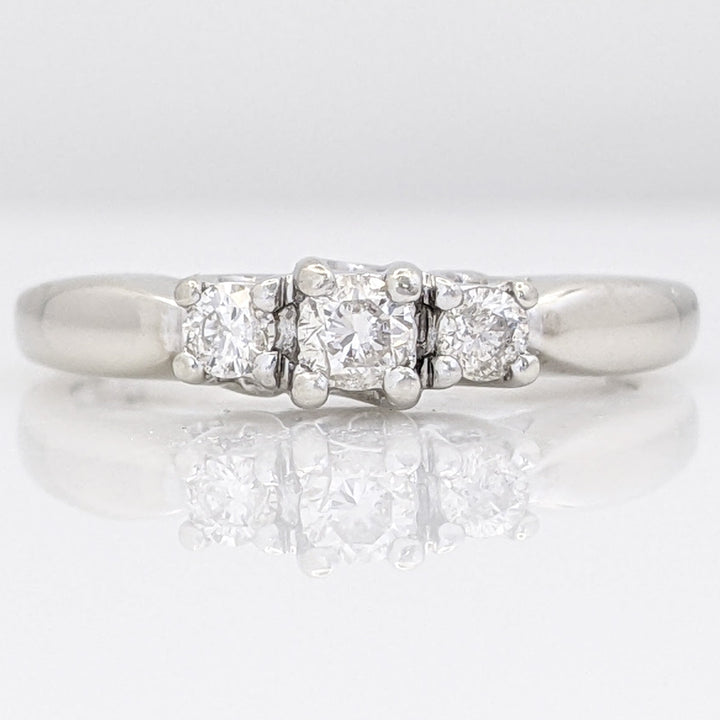 10K WHITE .24 CARAT TOTAL WEIGHT I1 K DIAMOND ROUND (3) TRINITY ESTATE RING 2.6 GRAMS