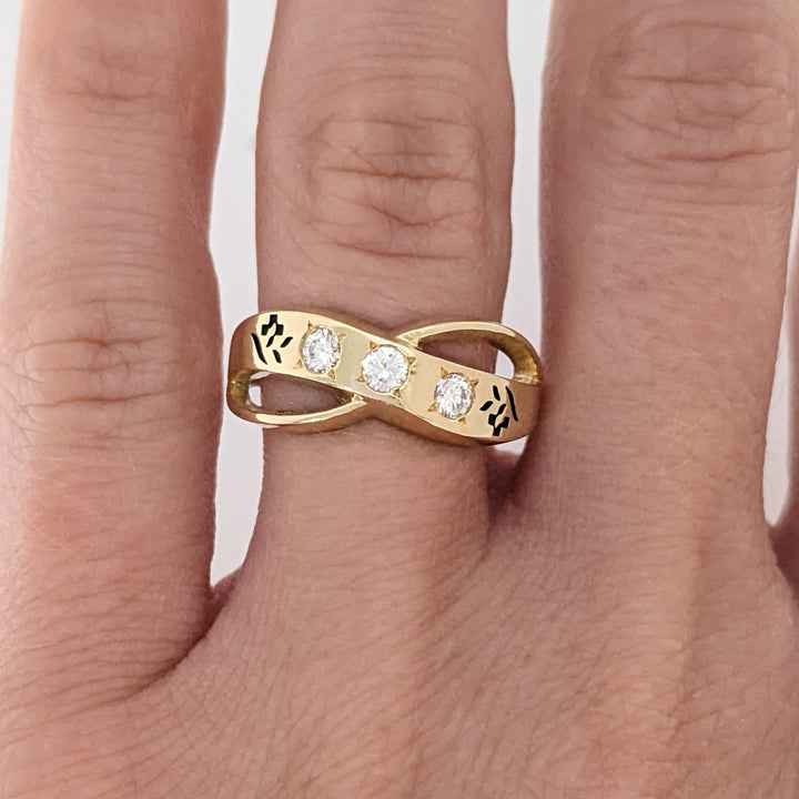 14K .21 CARAT TOTAL WEIGHT VS1 I DIAMOND ROUND (3) BLACK ENAMEL ESTATE RING 3.8 GRAMS