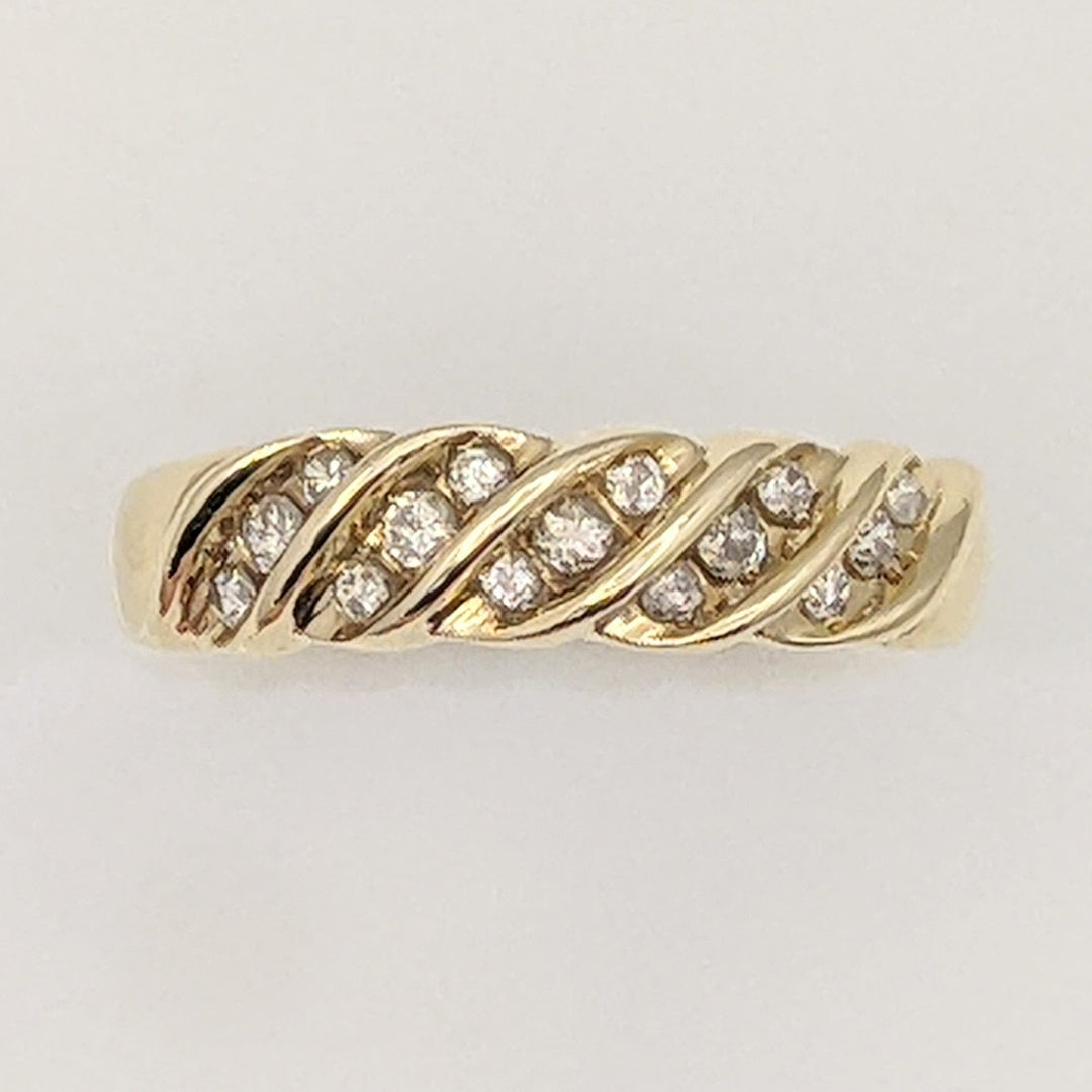 10K .20 CARAT TOTAL WEIGHT I1 H DIAMOND ROUND (15) TWIST ESTATE BAND 3.0 GRAMS