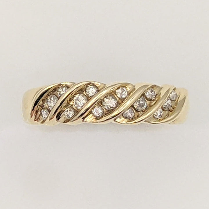 10K .20 CARAT TOTAL WEIGHT I1 H DIAMOND ROUND (15) TWIST ESTATE BAND 3.0 GRAMS