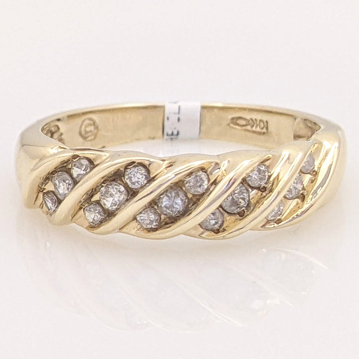 10K .20 CARAT TOTAL WEIGHT I1 H DIAMOND ROUND (15) TWIST ESTATE BAND 3.0 GRAMS