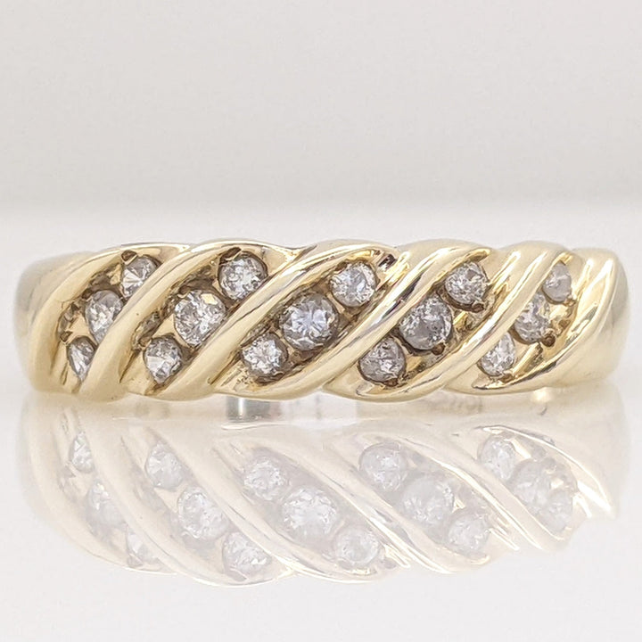 10K .20 CARAT TOTAL WEIGHT I1 H DIAMOND ROUND (15) TWIST ESTATE BAND 3.0 GRAMS