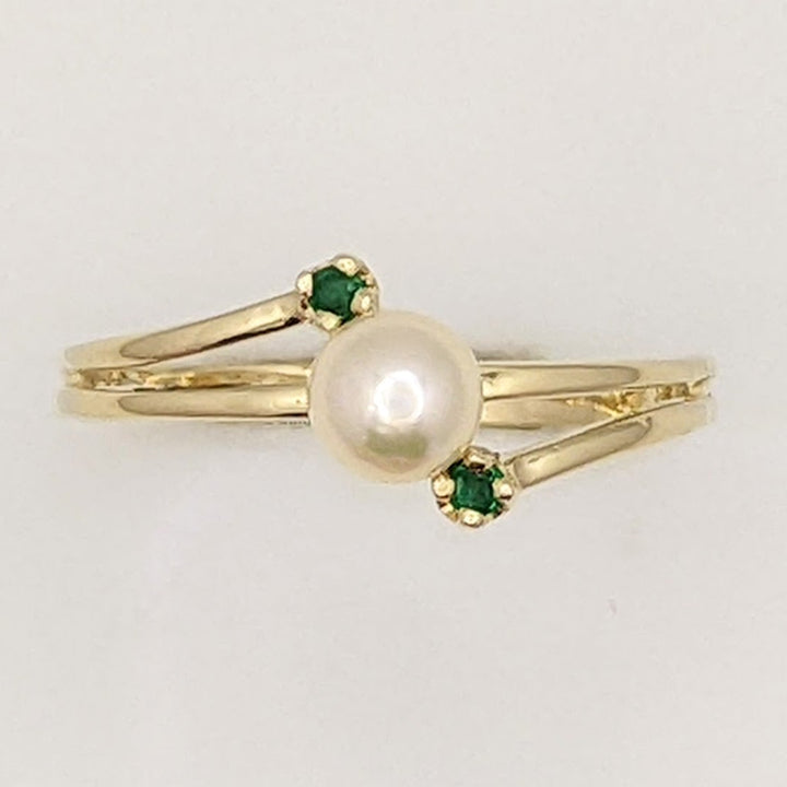 14K PEARL ROUND 5MM WITH (2) ROUND EMERALD 1.5MM ESTATE RING 1.6 GRAMS