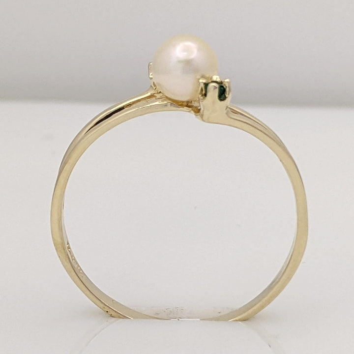 14K PEARL ROUND 5MM WITH (2) ROUND EMERALD 1.5MM ESTATE RING 1.6 GRAMS