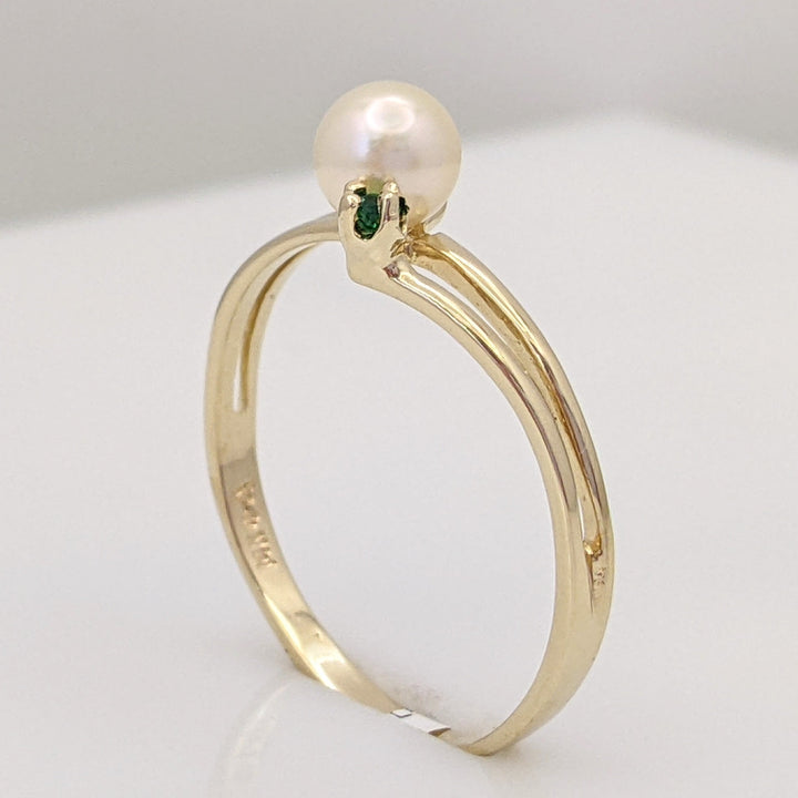 14K PEARL ROUND 5MM WITH (2) ROUND EMERALD 1.5MM ESTATE RING 1.6 GRAMS