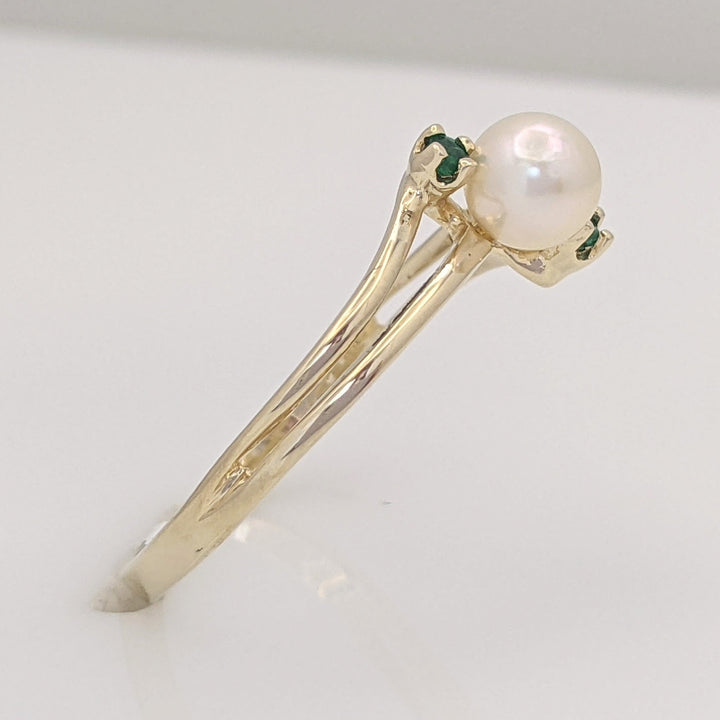14K PEARL ROUND 5MM WITH (2) ROUND EMERALD 1.5MM ESTATE RING 1.6 GRAMS