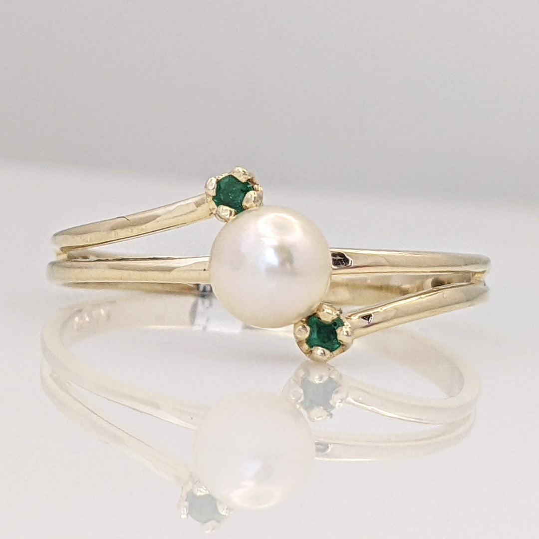 14K PEARL ROUND 5MM WITH (2) ROUND EMERALD 1.5MM ESTATE RING 1.6 GRAMS