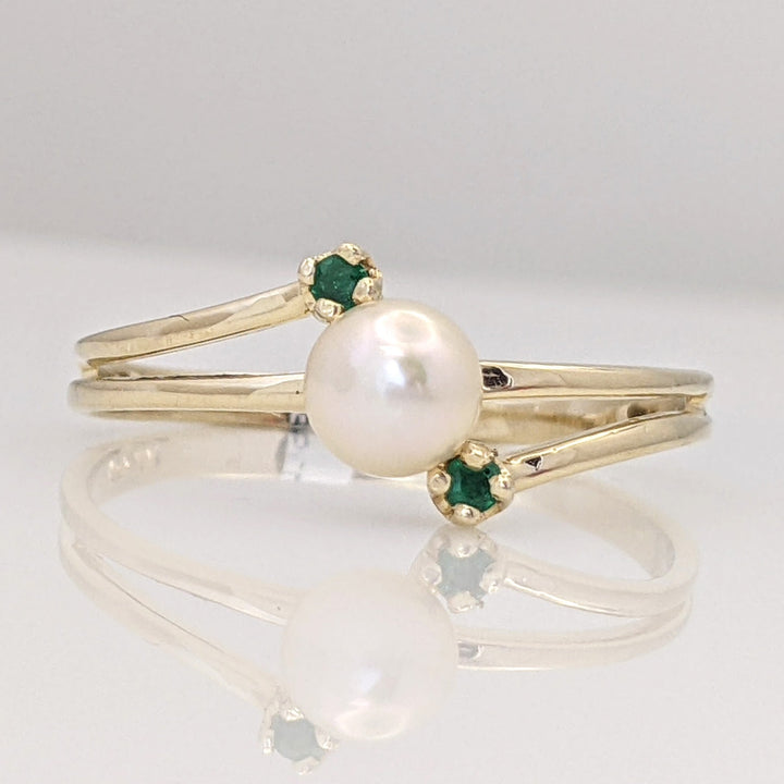 14K PEARL ROUND 5MM WITH (2) ROUND EMERALD 1.5MM ESTATE RING 1.6 GRAMS