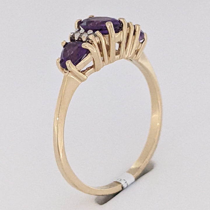 10K AMETHYST OVAL 4X6 WITH (2) TRILLION 4MM WITH (6) MELEE ESTATE RING 1.9 GRAMS