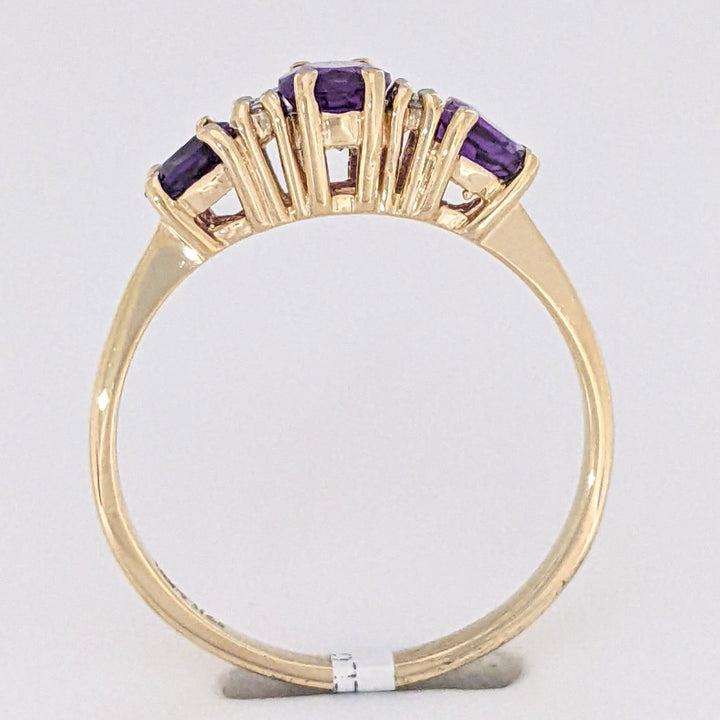 10K AMETHYST OVAL 4X6 WITH (2) TRILLION 4MM WITH (6) MELEE ESTATE RING 1.9 GRAMS