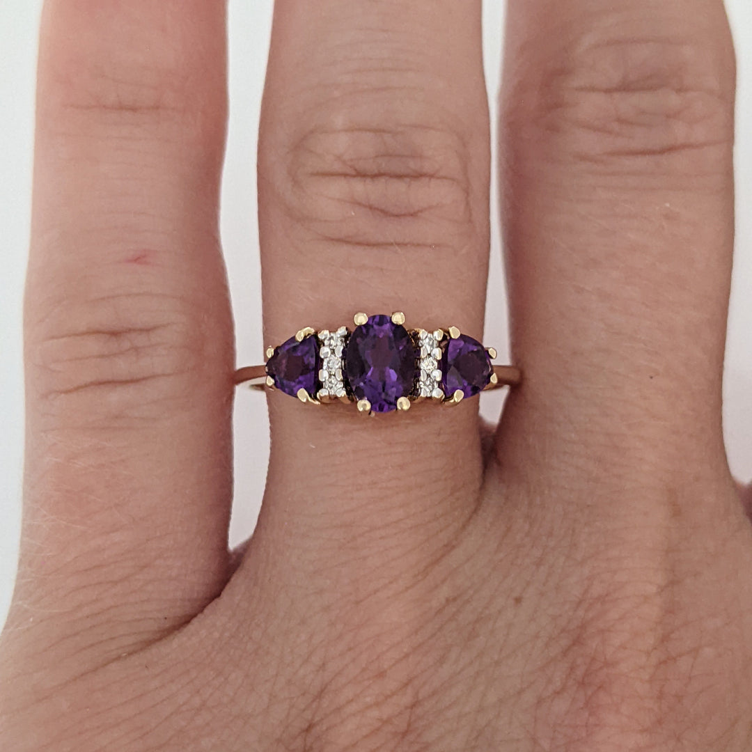 10K AMETHYST OVAL 4X6 WITH (2) TRILLION 4MM WITH (6) MELEE ESTATE RING 1.9 GRAMS