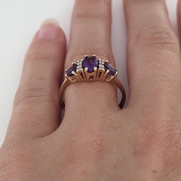 10K AMETHYST OVAL 4X6 WITH (2) TRILLION 4MM WITH (6) MELEE ESTATE RING 1.9 GRAMS