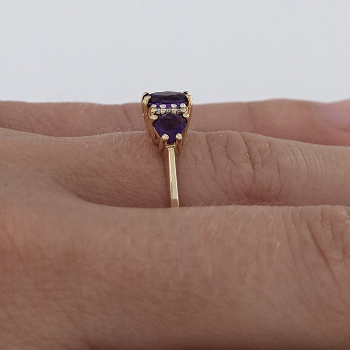 10K AMETHYST OVAL 4X6 WITH (2) TRILLION 4MM WITH (6) MELEE ESTATE RING 1.9 GRAMS