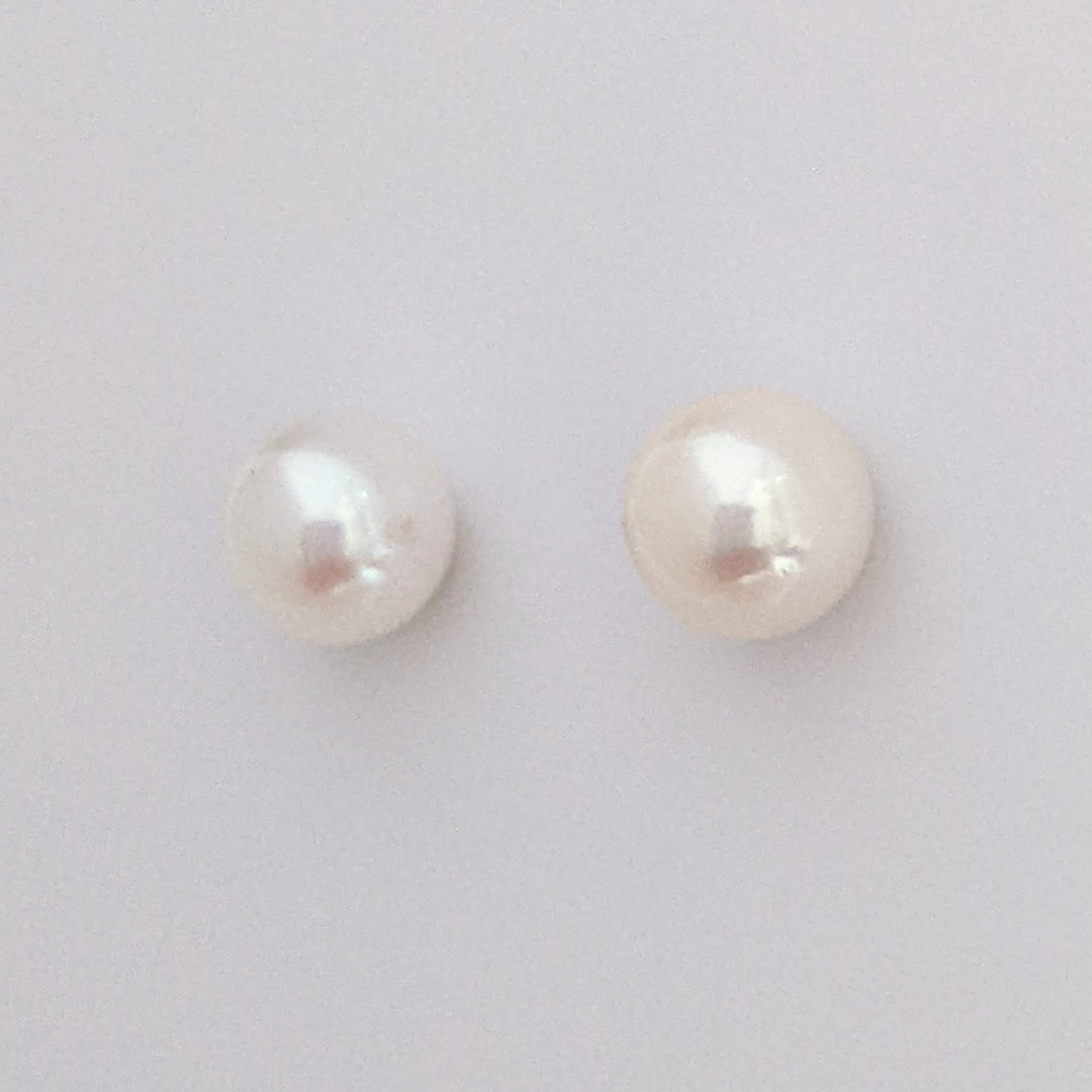 14K PEARL ROUND 5.7MM ESTATE STUD EARRINGS 0.8 GRAMS