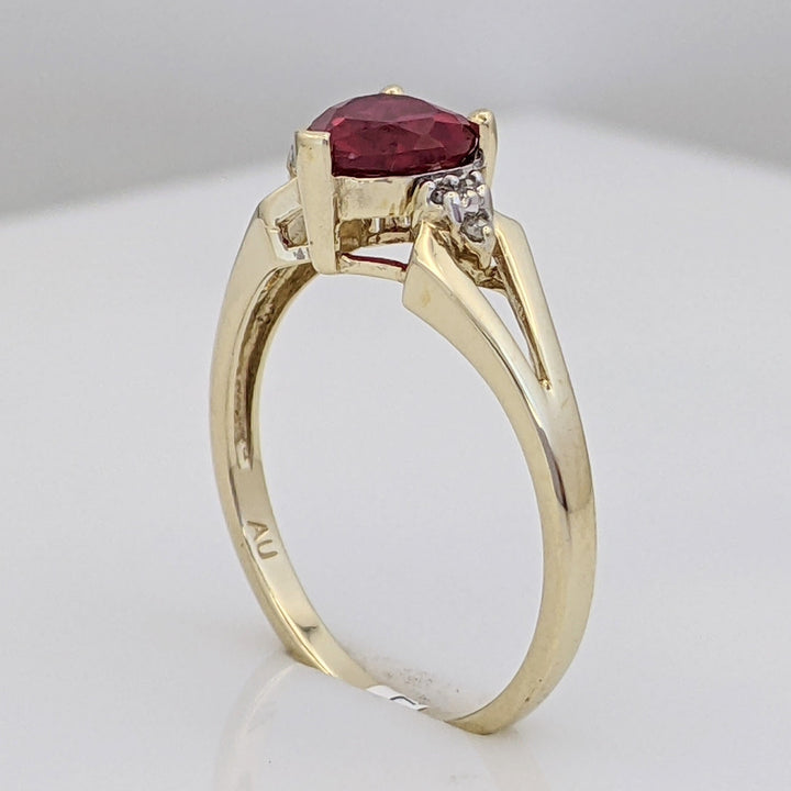 10K RED STONE HEART 6MM WITH (6) MELEE ESTATE RING 1.9 GRAMS