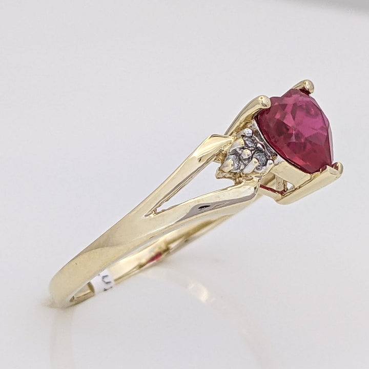 10K RED STONE HEART 6MM WITH (6) MELEE ESTATE RING 1.9 GRAMS