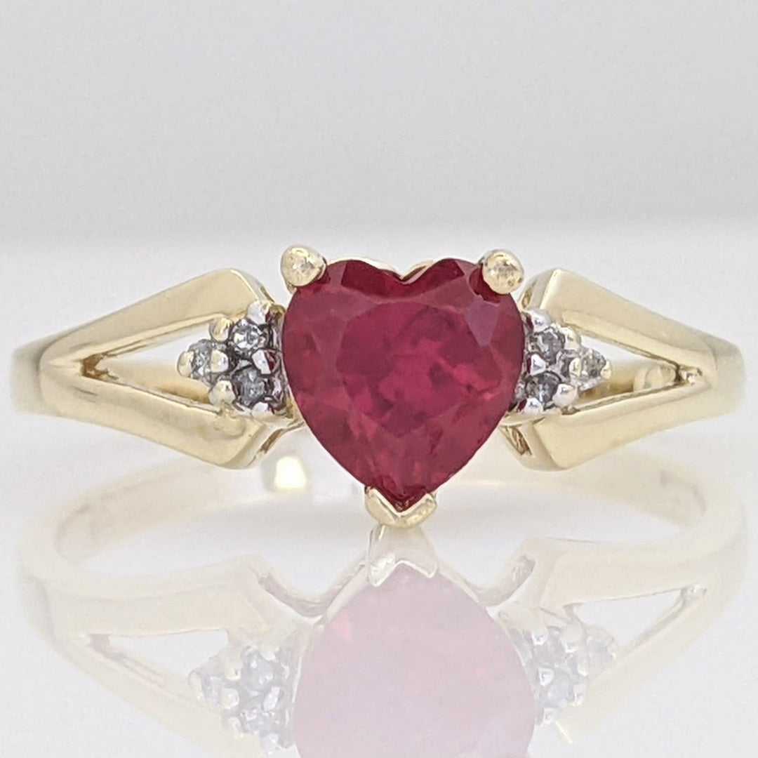 10K RED STONE HEART 6MM WITH (6) MELEE ESTATE RING 1.9 GRAMS