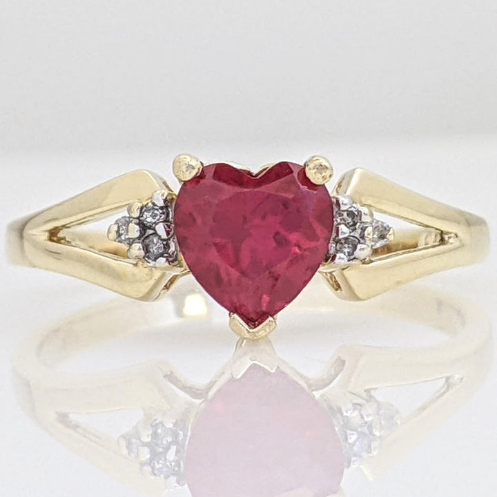 10K RED STONE HEART 6MM WITH (6) MELEE ESTATE RING 1.9 GRAMS