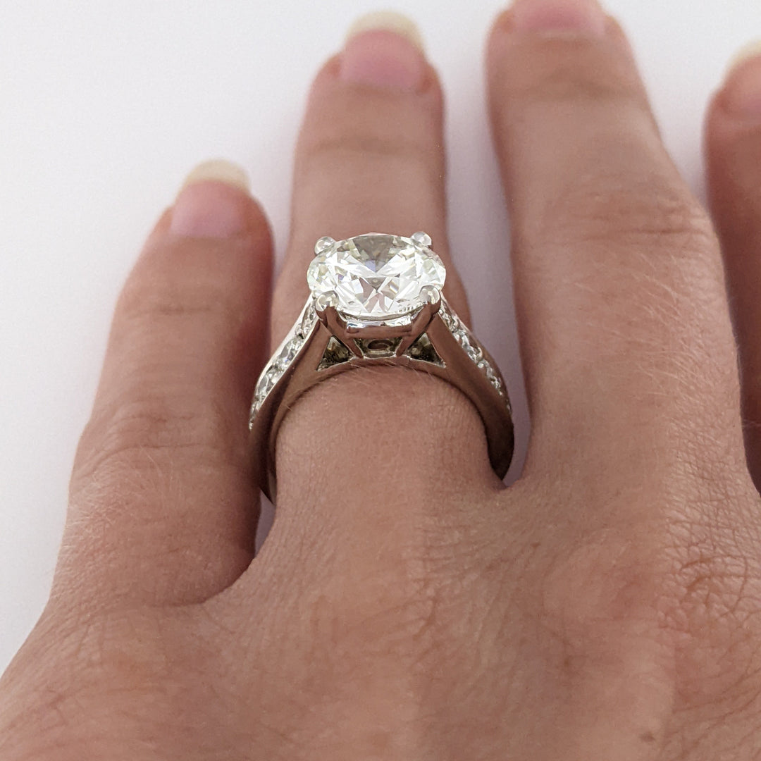 18K WHITE 3.44 CARAT TOTAL SI1 L DIAMOND ROUND WITH 1.32 CARAT TOTAL WEIGHT SI H (14) ESTATE RING 7.0 GRAMS