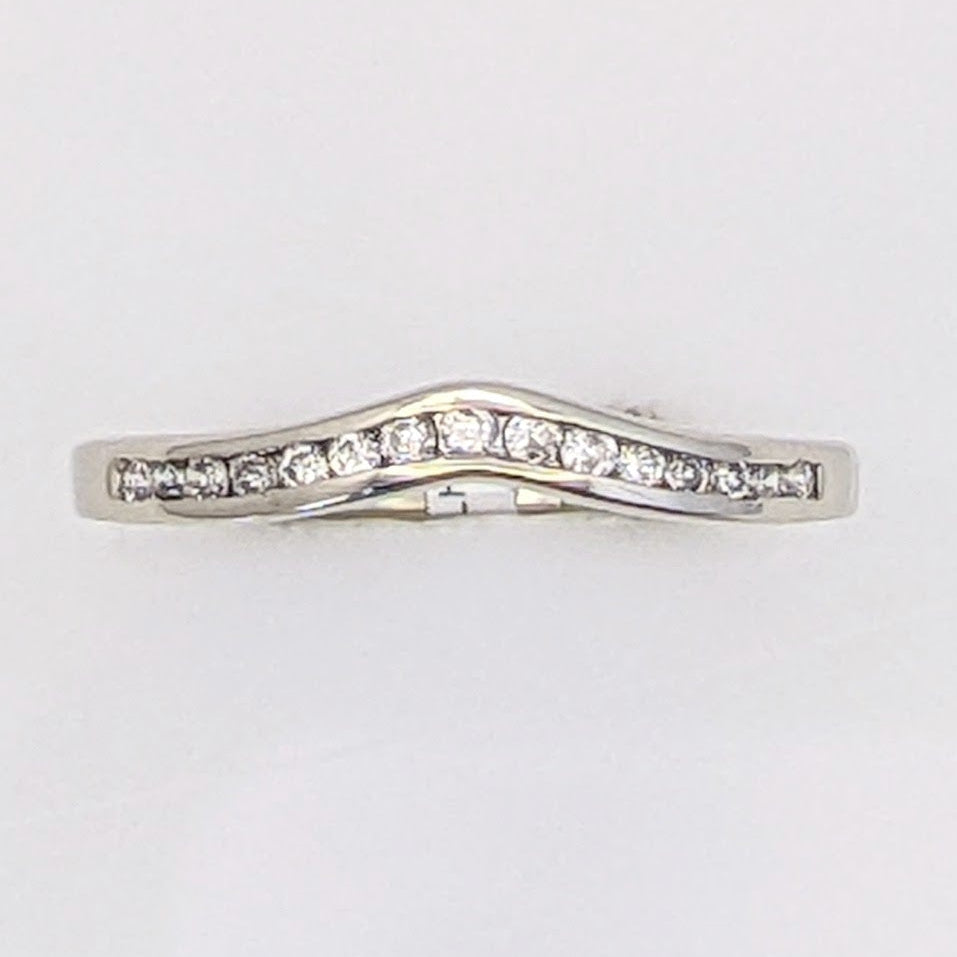 14K WHITE .12 CARAT TOTAL WEIGHT SI1 G DIAMOND ROUND (15) V-SHAPED ESTATE BAND 1.7 GRAMS
