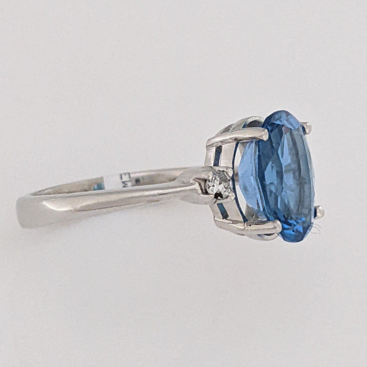 18K WHITE LONDON BLUE TOPAZ OVAL 8X10 WITH (2) MELEE ESTATE RING 4.4 GRAMS
