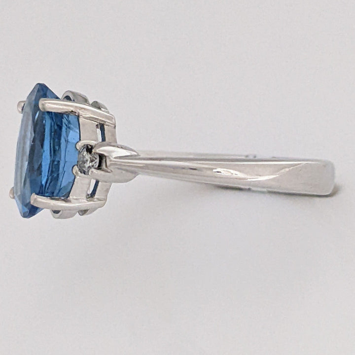 18K WHITE LONDON BLUE TOPAZ OVAL 8X10 WITH (2) MELEE ESTATE RING 4.4 GRAMS