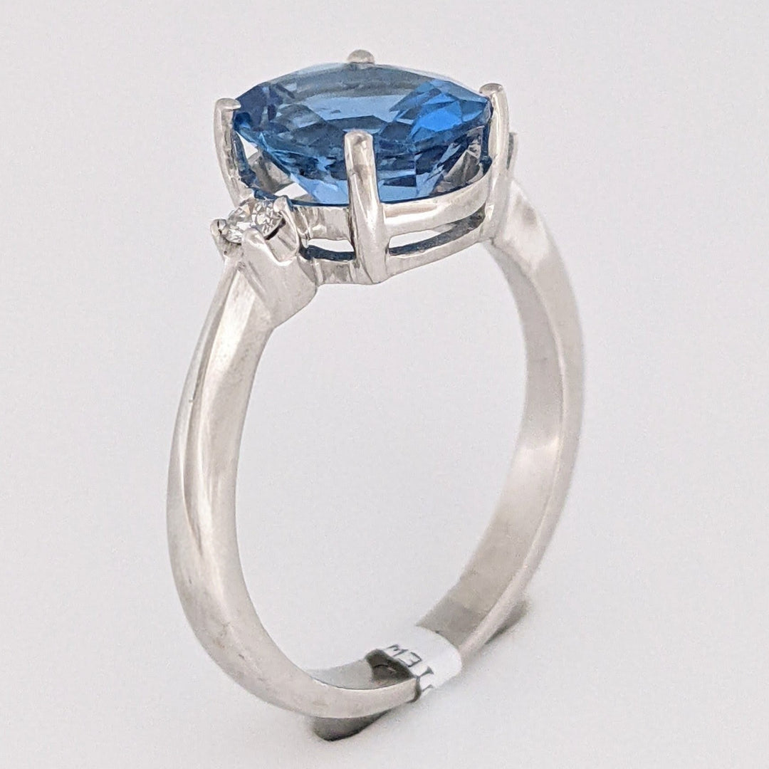 18K WHITE LONDON BLUE TOPAZ OVAL 8X10 WITH (2) MELEE ESTATE RING 4.4 GRAMS