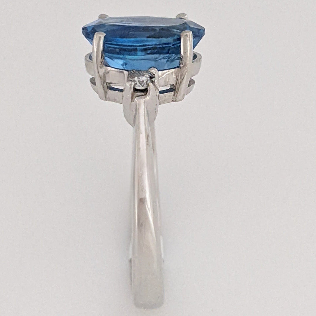 18K WHITE LONDON BLUE TOPAZ OVAL 8X10 WITH (2) MELEE ESTATE RING 4.4 GRAMS