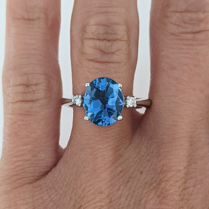 18K WHITE LONDON BLUE TOPAZ OVAL 8X10 WITH (2) MELEE ESTATE RING 4.4 GRAMS