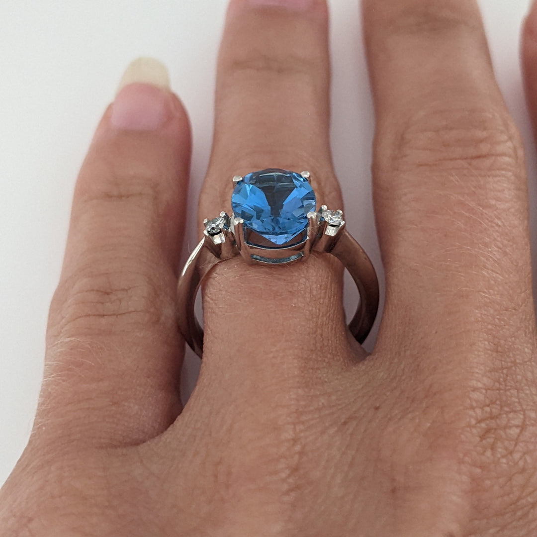 18K WHITE LONDON BLUE TOPAZ OVAL 8X10 WITH (2) MELEE ESTATE RING 4.4 GRAMS