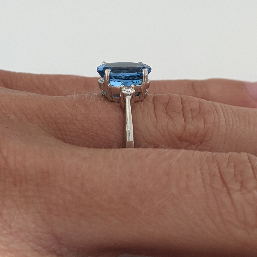 18K WHITE LONDON BLUE TOPAZ OVAL 8X10 WITH (2) MELEE ESTATE RING 4.4 GRAMS